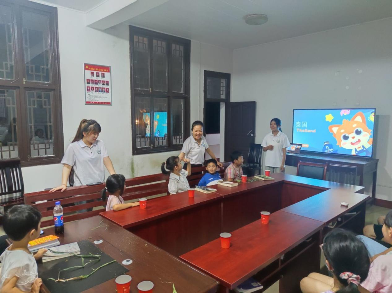 永利集团88304官网学子带乡村孩子体验双语“环球旅行”_fororder_图片1